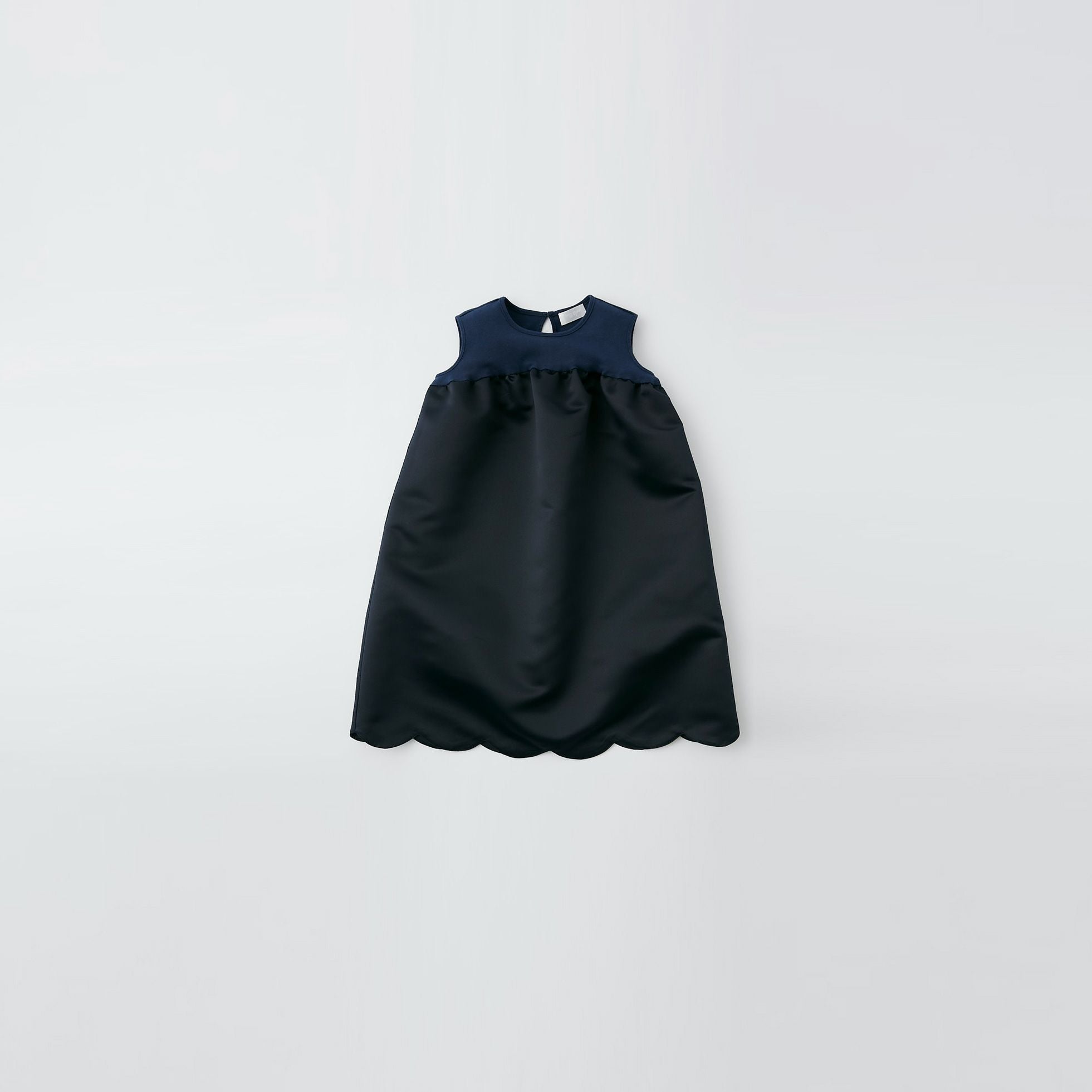 ヘムスカラップドレス